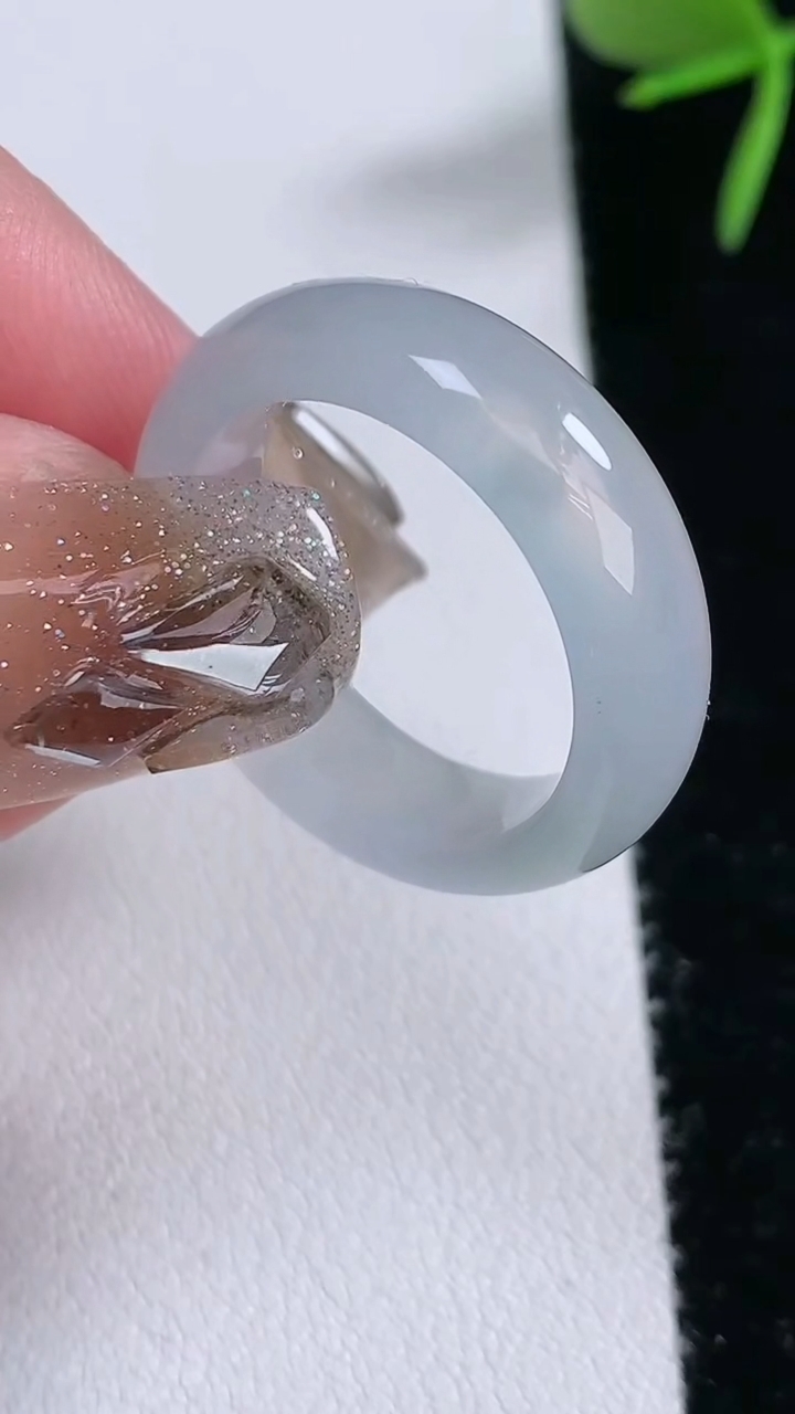 天然A货翡翠玉指环戒指，尺寸18.2-6.5-3.5，重量:4.72g2026年3月11日
工厂直销