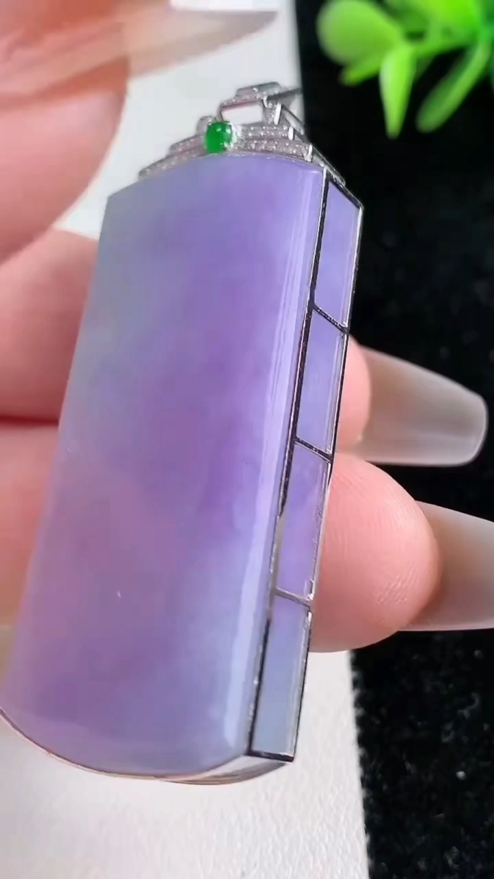 天然A货翡翠18k金紫罗兰无事牌吊坠，尺寸45-21.9-8，重量:27.62g
3月11日