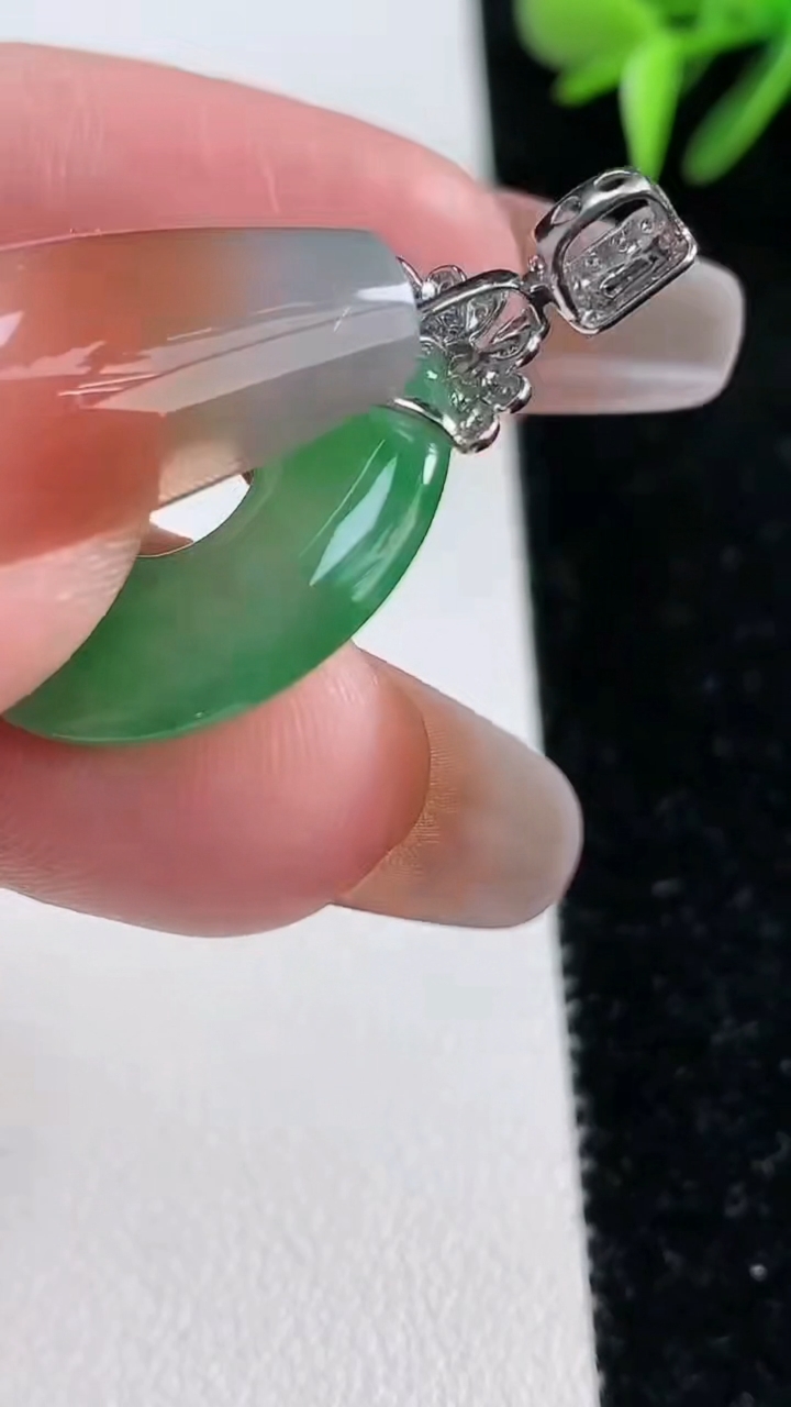 天然A货翡翠平安环吊坠，尺寸23.3-3.5重量:4.82g
3月11日