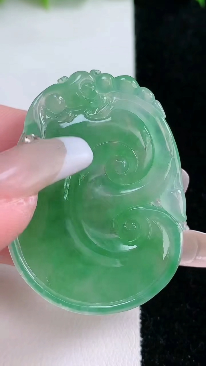 天然A货翡翠如意吊坠，尺寸45.7-32-5，重量:14.89g
3月11日