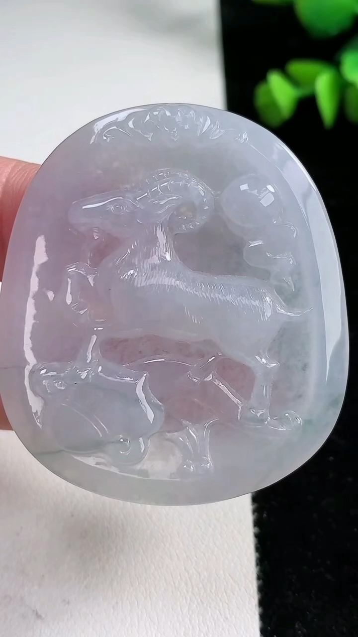 天然A货翡翠冰种飘花生肖羊吊坠，尺寸50.6-44.5-5，重量:23.72g
3月11日