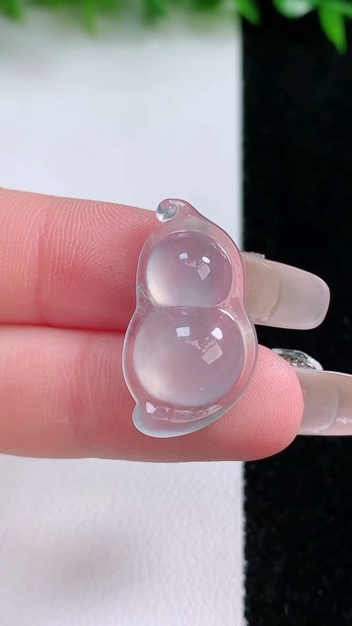 天然A货翡翠福豆镶嵌件，尺寸25.5-14-5.5，重量:2.61g
3月11日