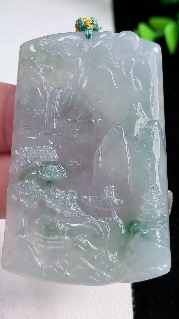 天然A货翡翠牌吊坠，尺寸57.2-37.8-5.2，重量:30.24g
3月11日