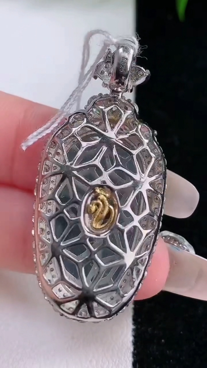 天然A货翡翠金枝玉叶叶子吊坠，尺寸43.7-19.6-8.4，裸石27.6-15重量:7.59g
3月11日