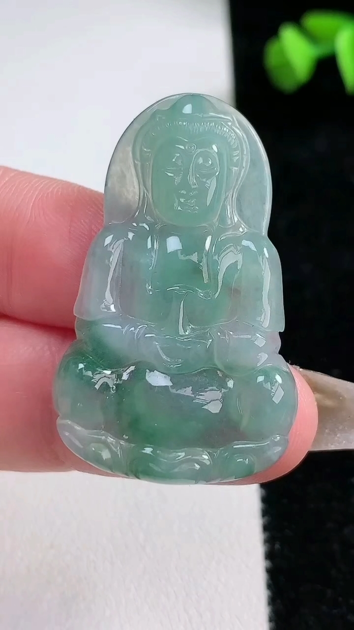 天然A货翡翠冰种飘花正装观音菩萨吊坠，尺寸39.5-24.8-3.5，重量:6.36g
3月11日