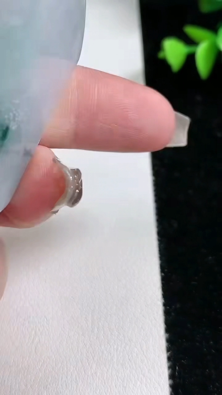 天然A货翡翠牌吊坠，尺寸52-43-5.5，重量:27.20g
3月12日