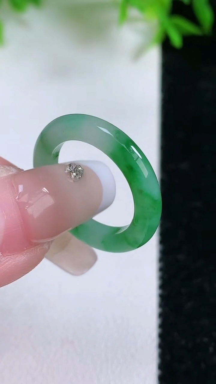 天然A货翡翠指环戒指，尺寸16-3-2.8，重量:2.32g2026年3月11日
工厂直销收藏佳品,