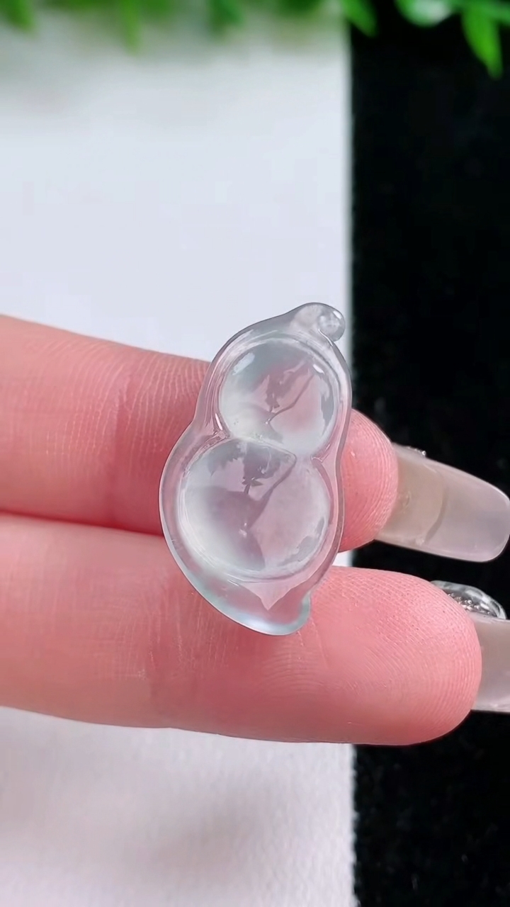 天然A货翡翠福豆镶嵌件，尺寸25.5-14-5.5，重量:2.61g
3月11日