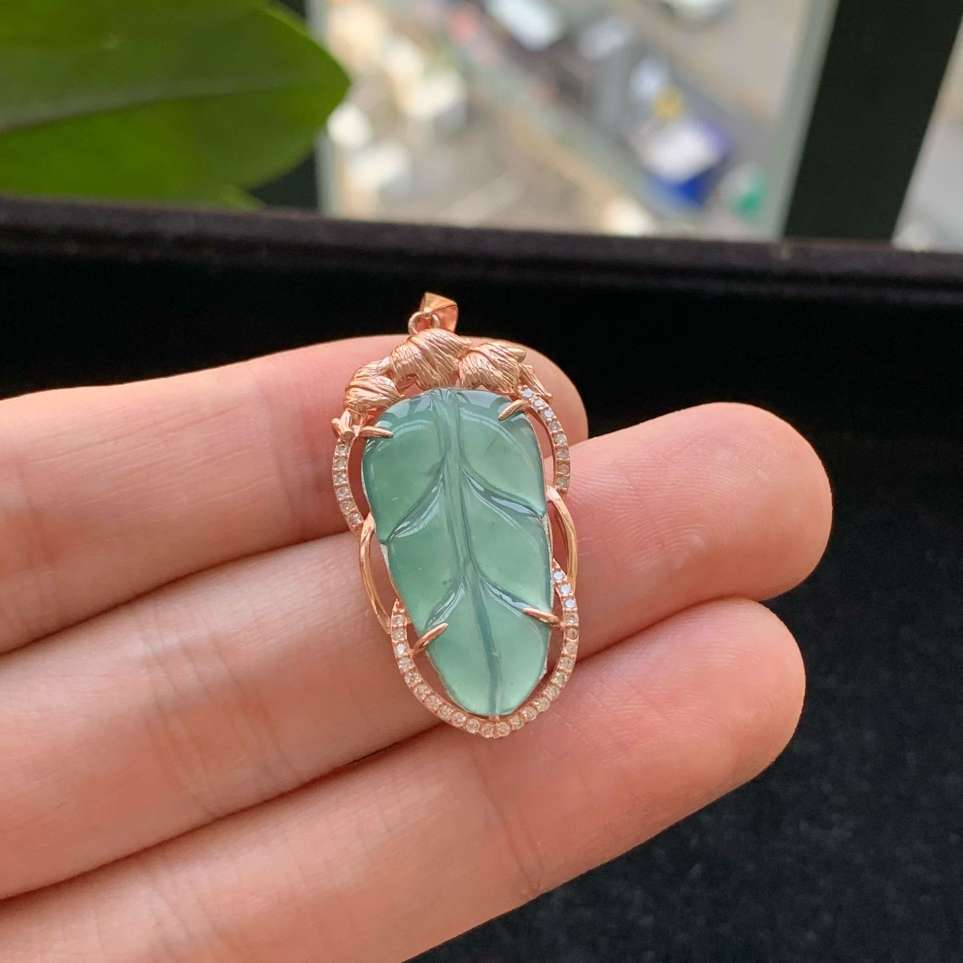 A货天然翡翠冰糯种925银满绿叶子吊坠重量2.84
3月11日