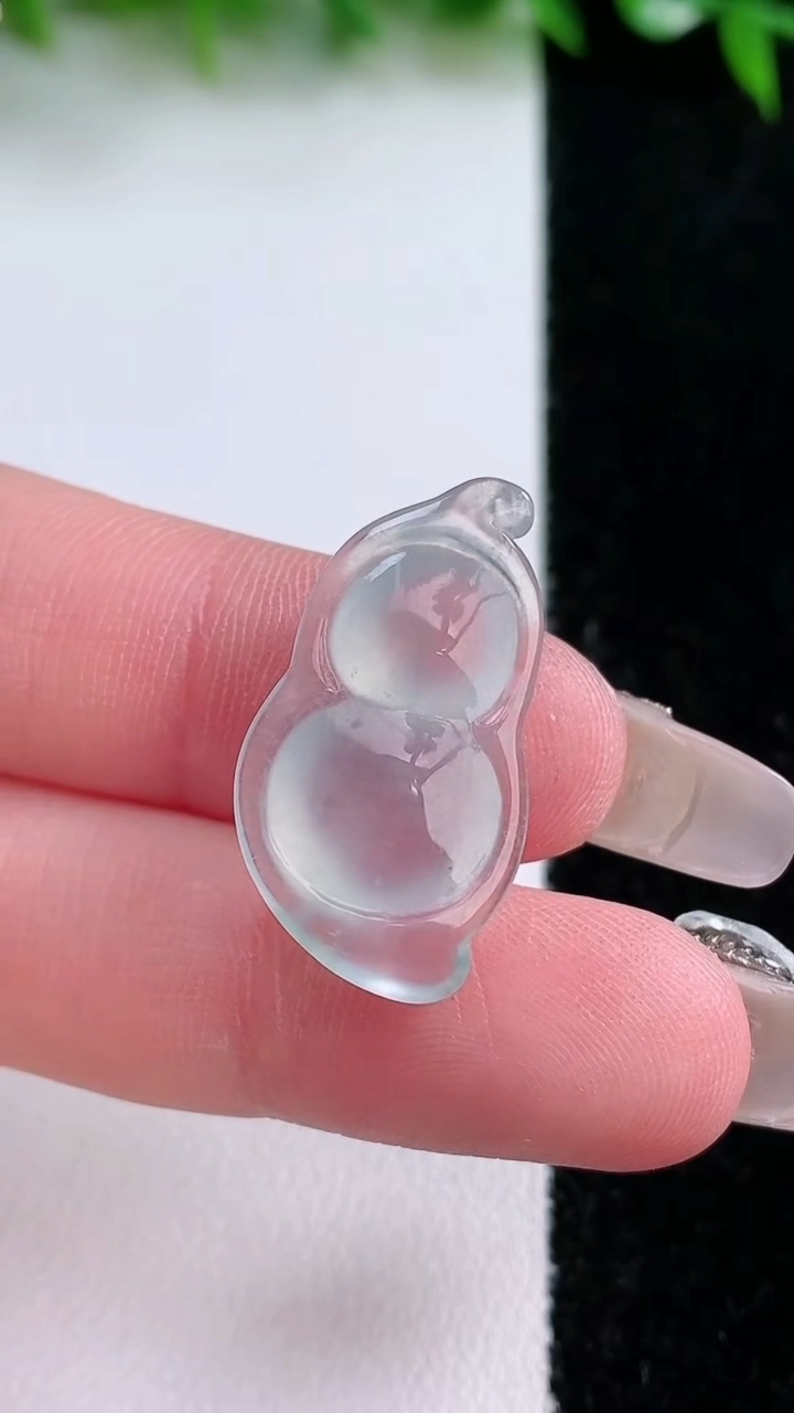 天然A货翡翠福豆镶嵌件，尺寸25.5-14-5.5，重量:2.61g
3月11日