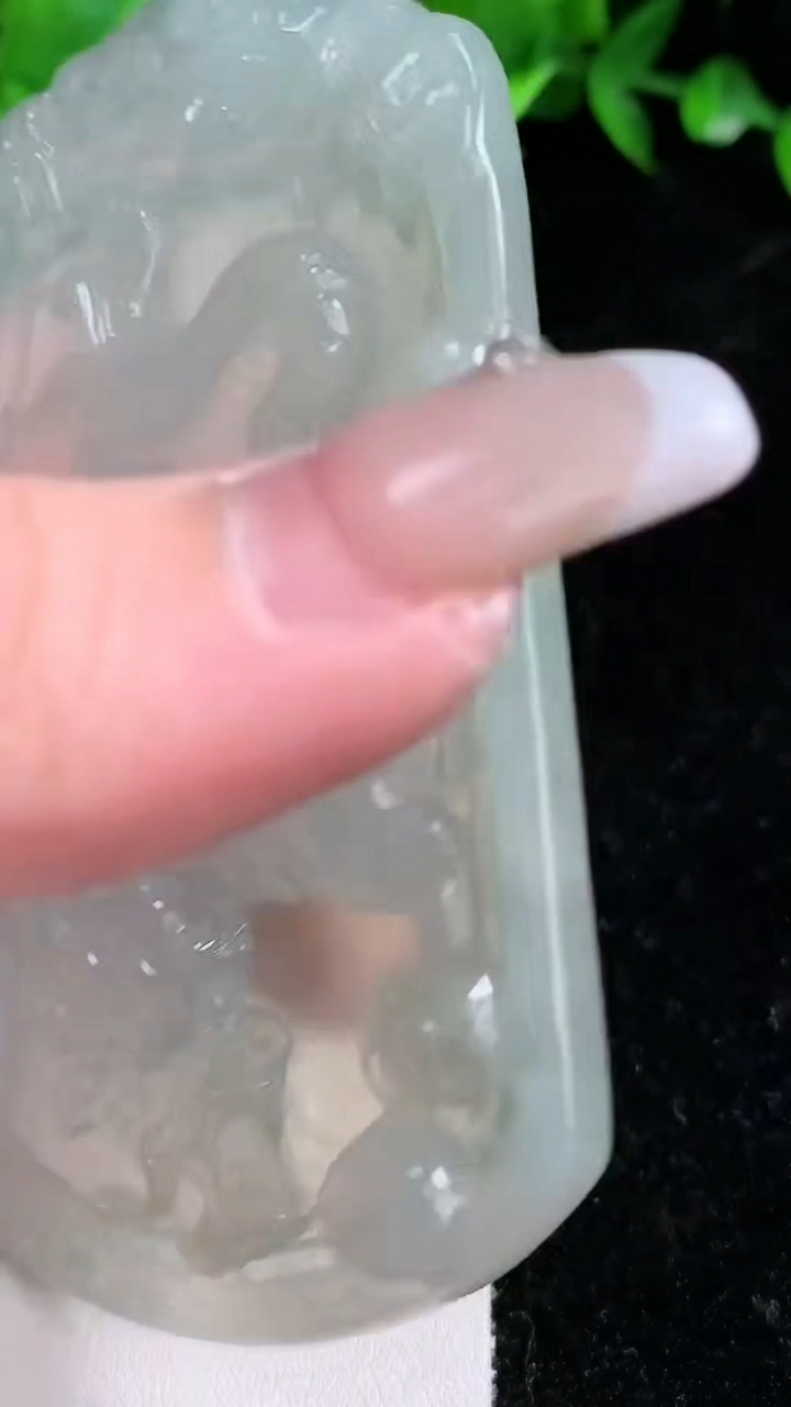 天然A货翡翠龙牌吊坠，尺寸82.8-56.8-6，重:56.36g
3月11日