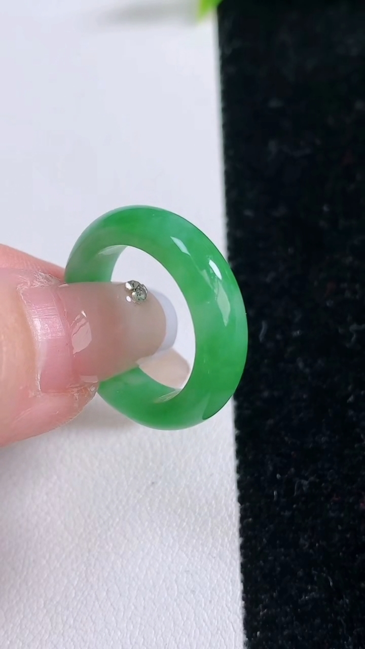 天然A货翡翠指环戒指，尺寸17.3-5.7-3.3，重量:4.01g2026年3月11日
工厂直销收藏佳品,种好水足，色泽均匀，有种有色，上手高大气！