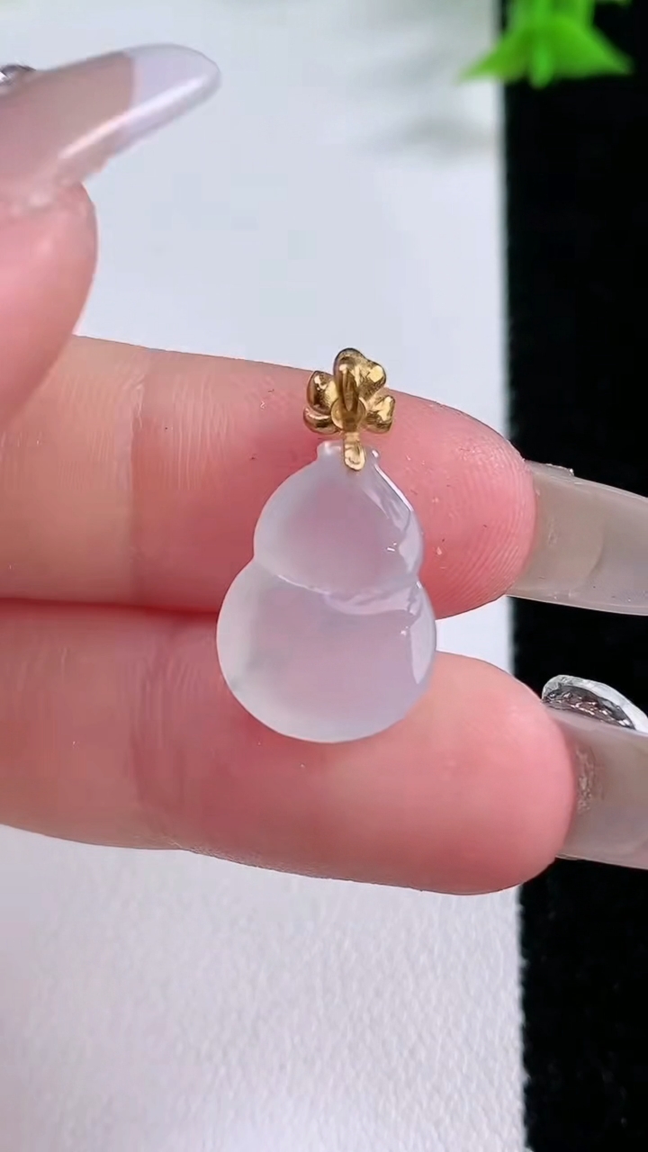 天然A货翡翠种飘花葫芦吊坠，尺寸15.2-11.7-4.5，重量:1.49g
3月11日