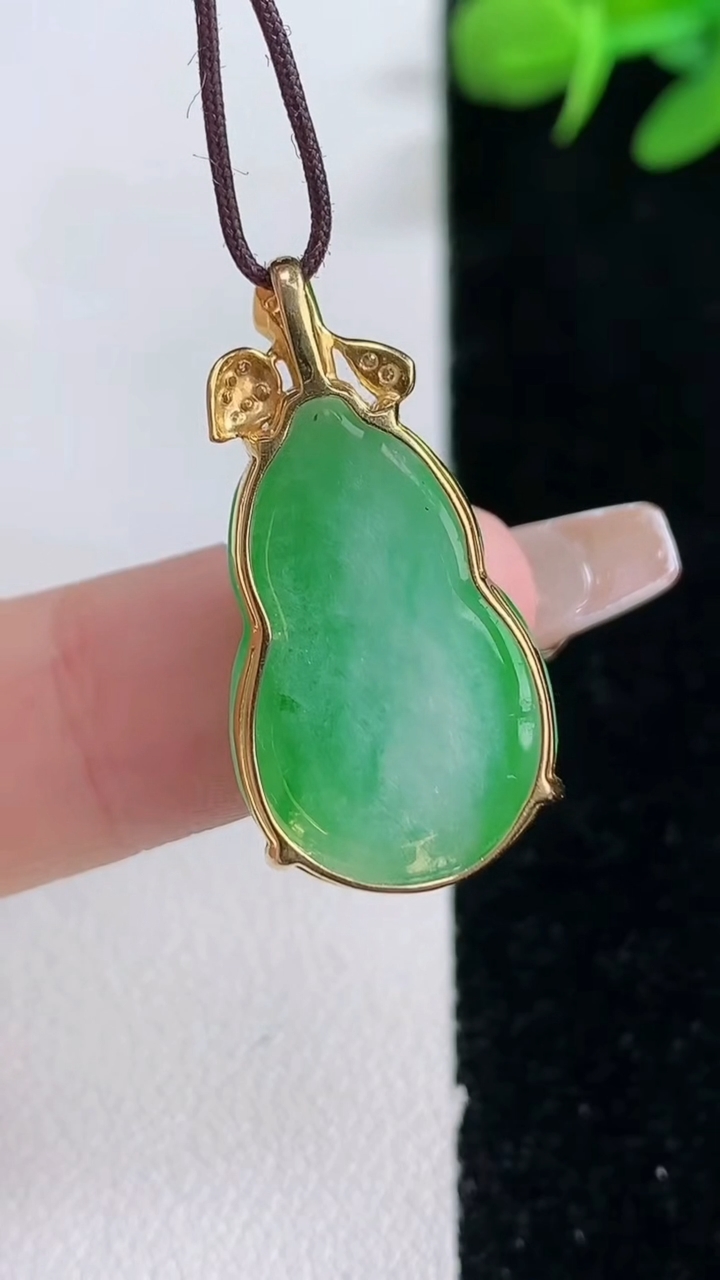 天然A货翡翠葫芦吊坠，尺寸22.4-13.8-6.3，重量:3.62g
3月11日