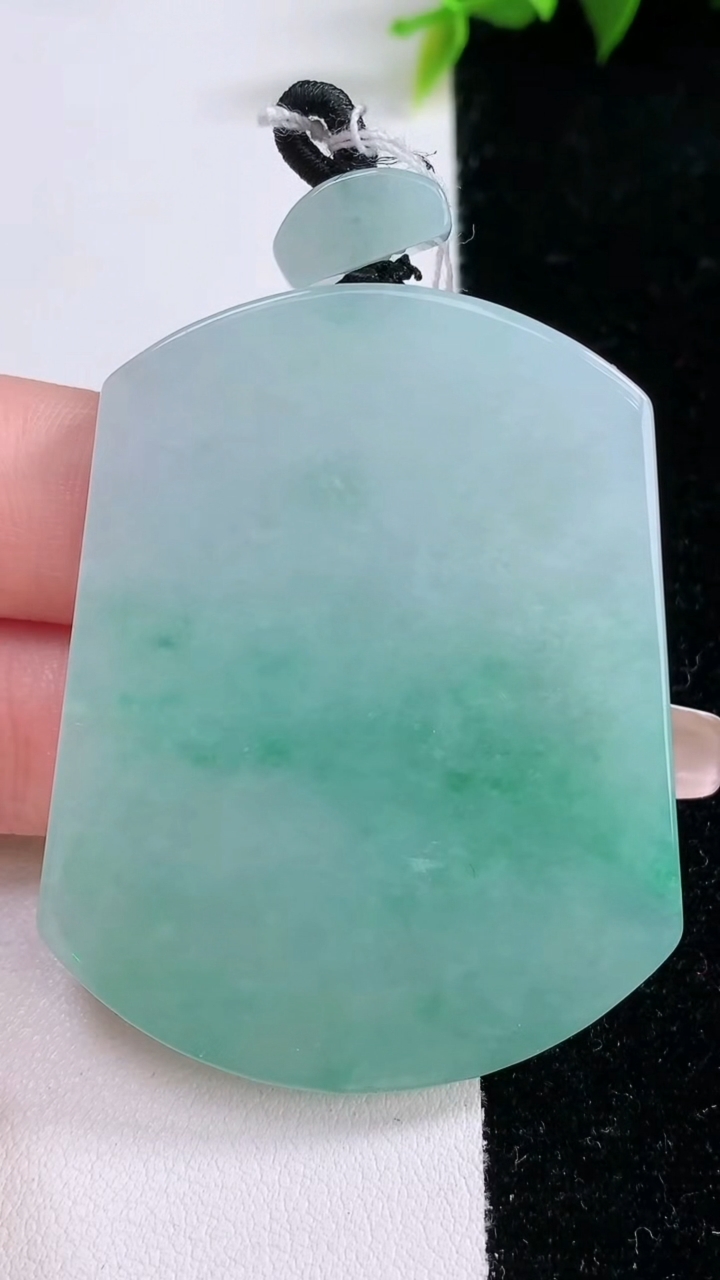 天然A货翡翠无事牌吊坠，尺寸52.5-42-5.8，重量:38.32g
3月11日