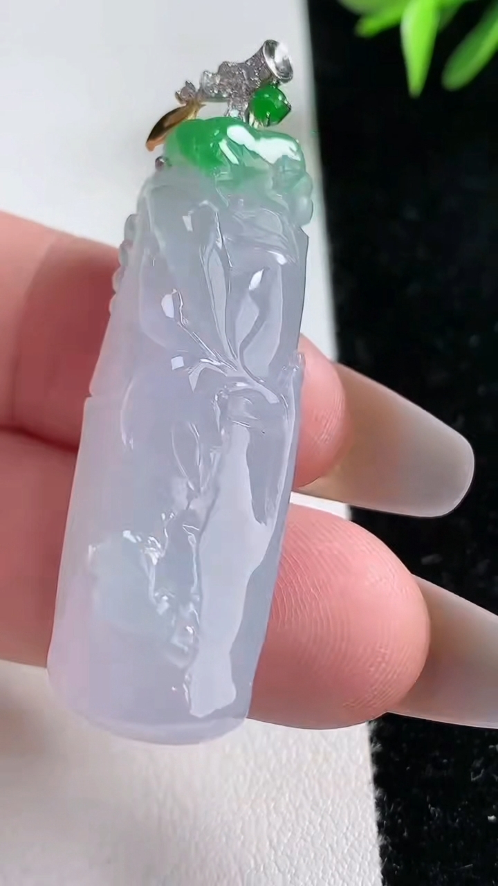 天然A货翡翠节节高升 竹节吊坠，尺寸42.7-16-11.3，重量:15.60g
3月11日