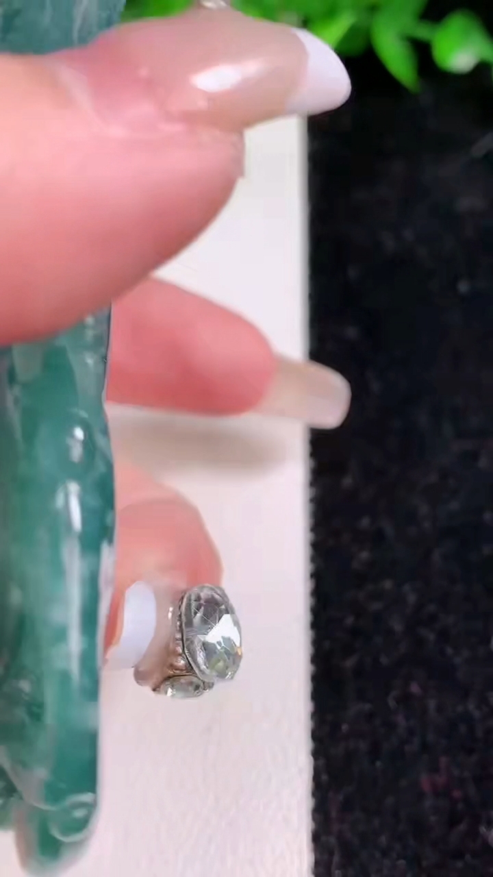 天然A货翡翠龙牌吊坠，尺寸82.5-48-13.5，重:82.56g
3月11日