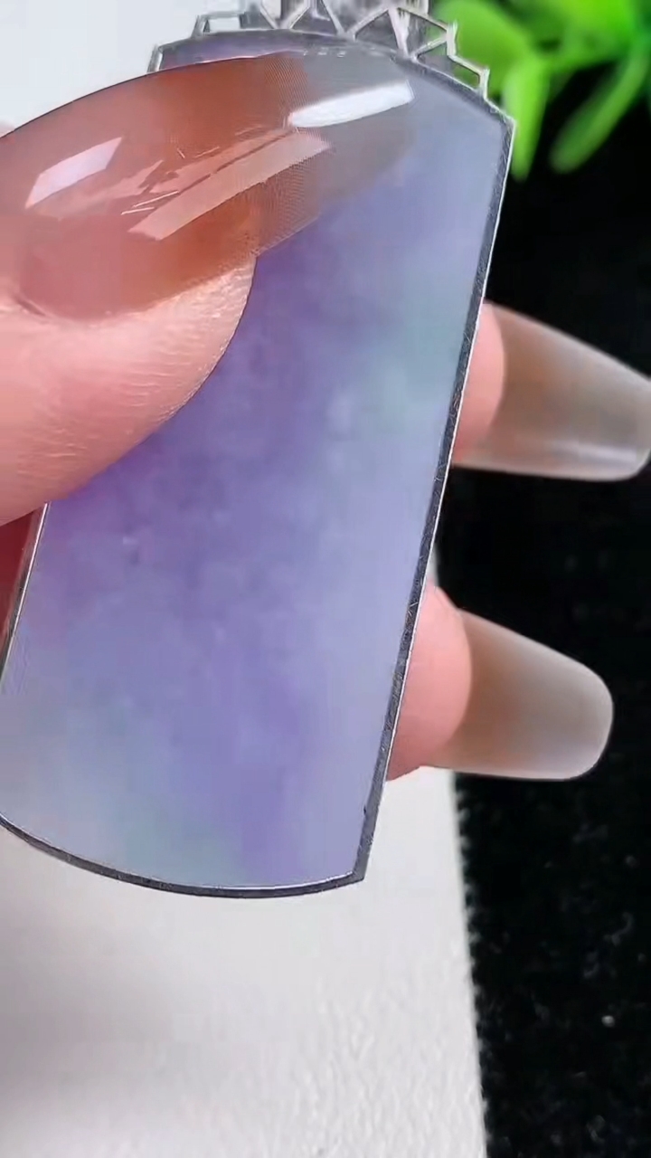 天然A货翡翠18k金紫罗兰无事牌吊坠，尺寸45-21.9-8，重量:27.62g
3月11日