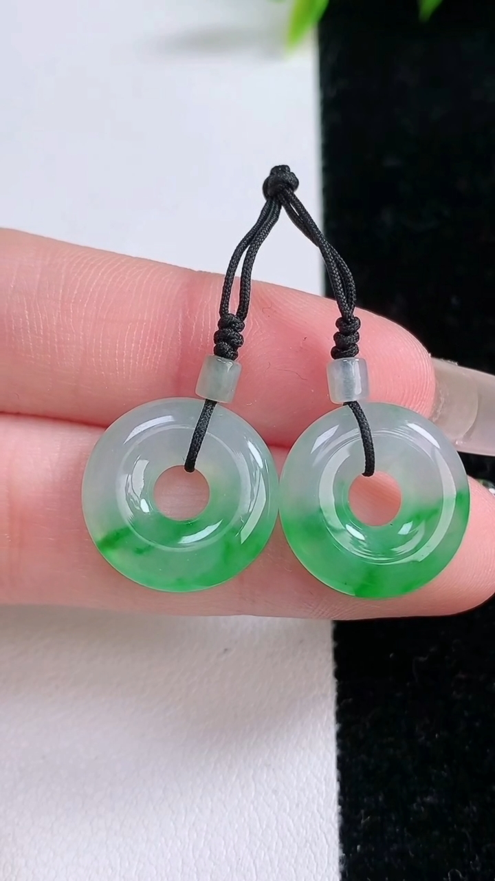 天然A货翡翠平安环吊坠一对，尺寸15.8-3.3，重量:4.39g
3月11日