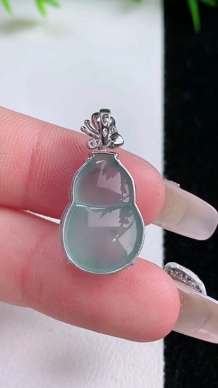 天然A货翡翠18K金飘花葫芦吊坠，尺寸18.3-12.3-6.4，重量:3.13g
3月11日