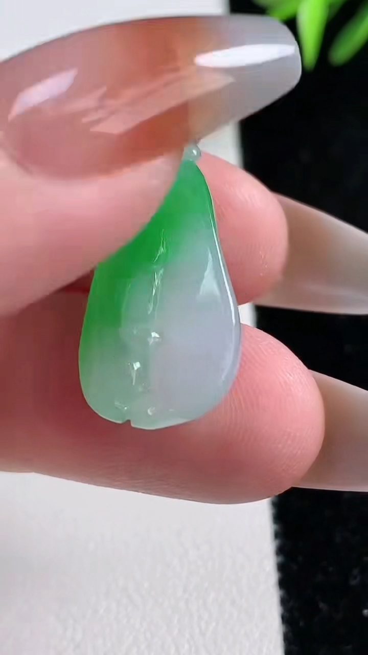 天然A货翡翠福瓜吊坠，尺寸26-13-5.5，重量:4.10g
3月11日