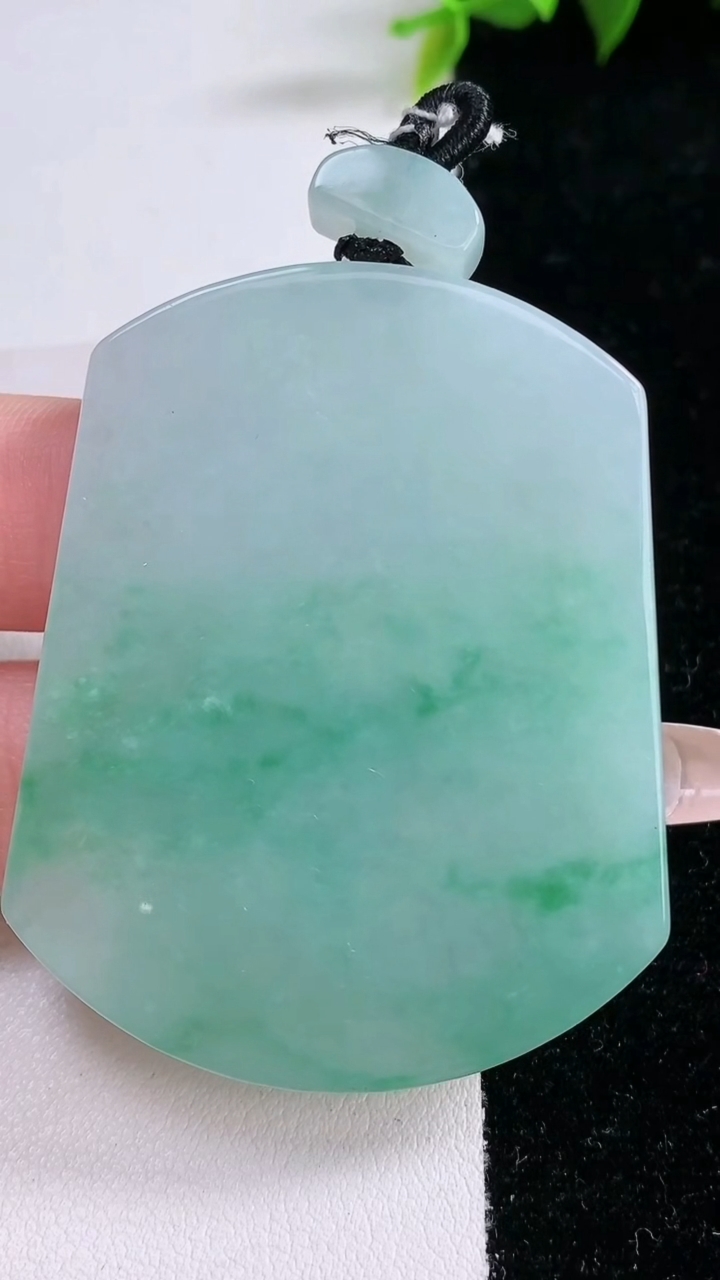 天然A货翡翠无事牌吊坠，尺寸52.5-42-5.8，重量:38.32g
3月11日