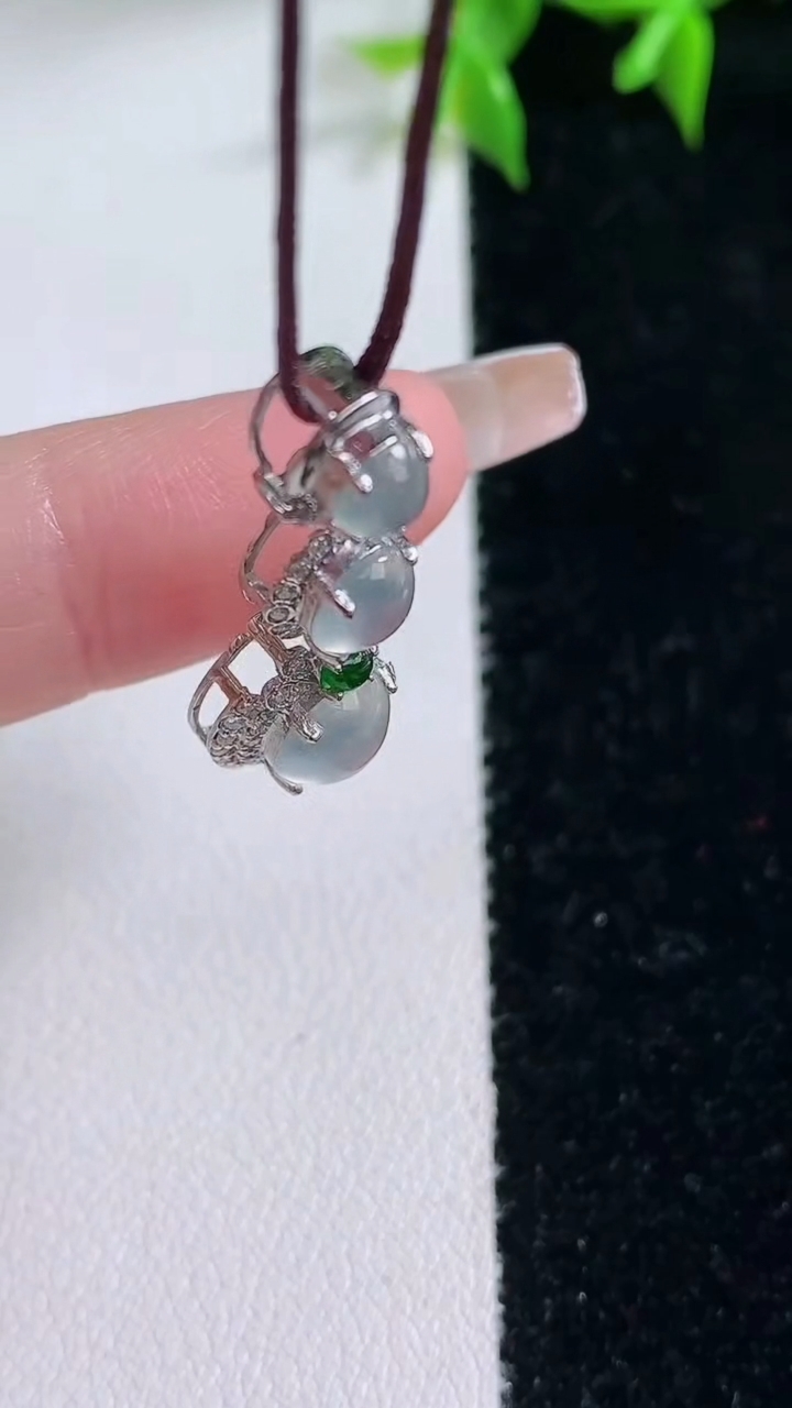 天然A货翡翠种白冰蛋面吊坠，尺寸26-10.2-6.8，裸石6.5重量:1.97g
3月11日