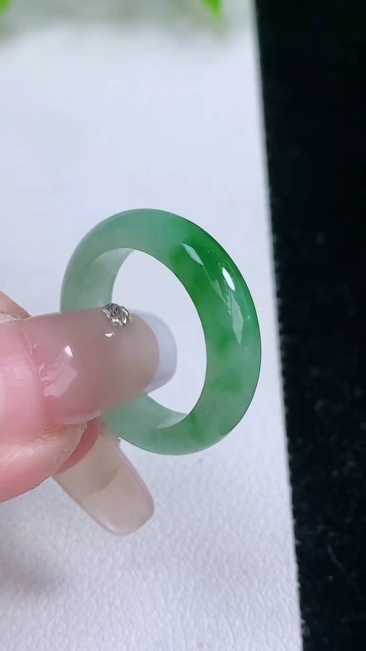 天然A货翡翠指环戒指，尺寸17.4-5.2-3，重量:3.50g2026年3月11日
工厂直销收藏佳品,种好水足，色泽均匀，有种有色，上手高大气！
