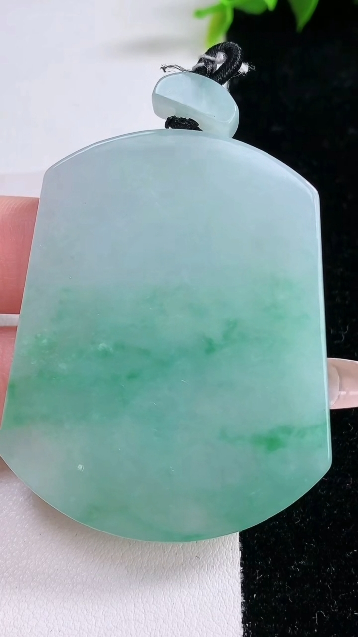 天然A货翡翠无事牌吊坠，尺寸52.5-42-5.8，重量:38.32g
3月11日