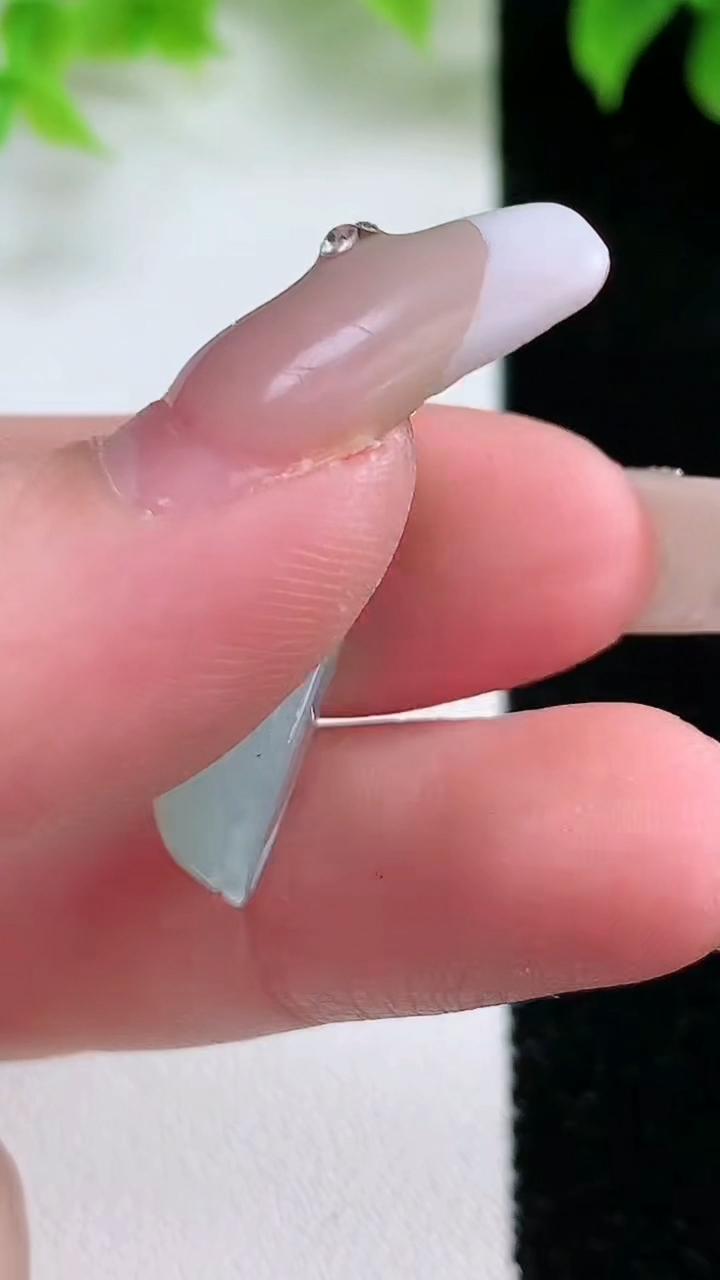 天然A货翡翠葫芦吊坠，尺寸23.3-17.5-6，重:3.58g
3月11日