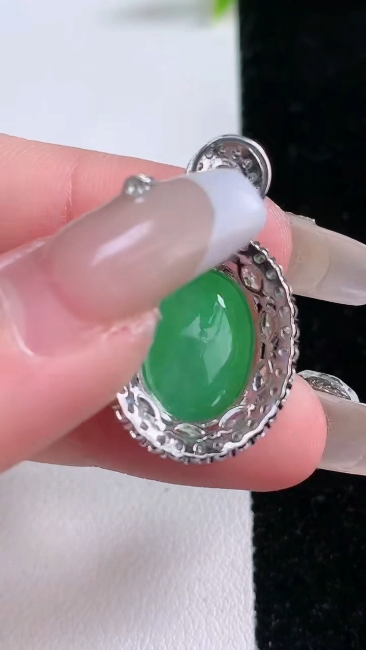 天然A货翡翠蛋面吊坠，尺寸30-18.2-9，裸石15.3-11.5重量:4.98g
3月11日