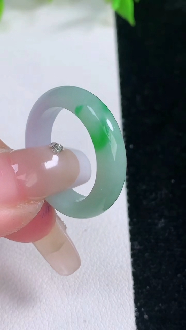 天然A货翡翠指环戒指，尺寸18.7-5.2-3.3，重量:4.42g2026年3月11日
工厂直销收藏佳品,种好水足，色泽均匀，有种有色，上手高大气！