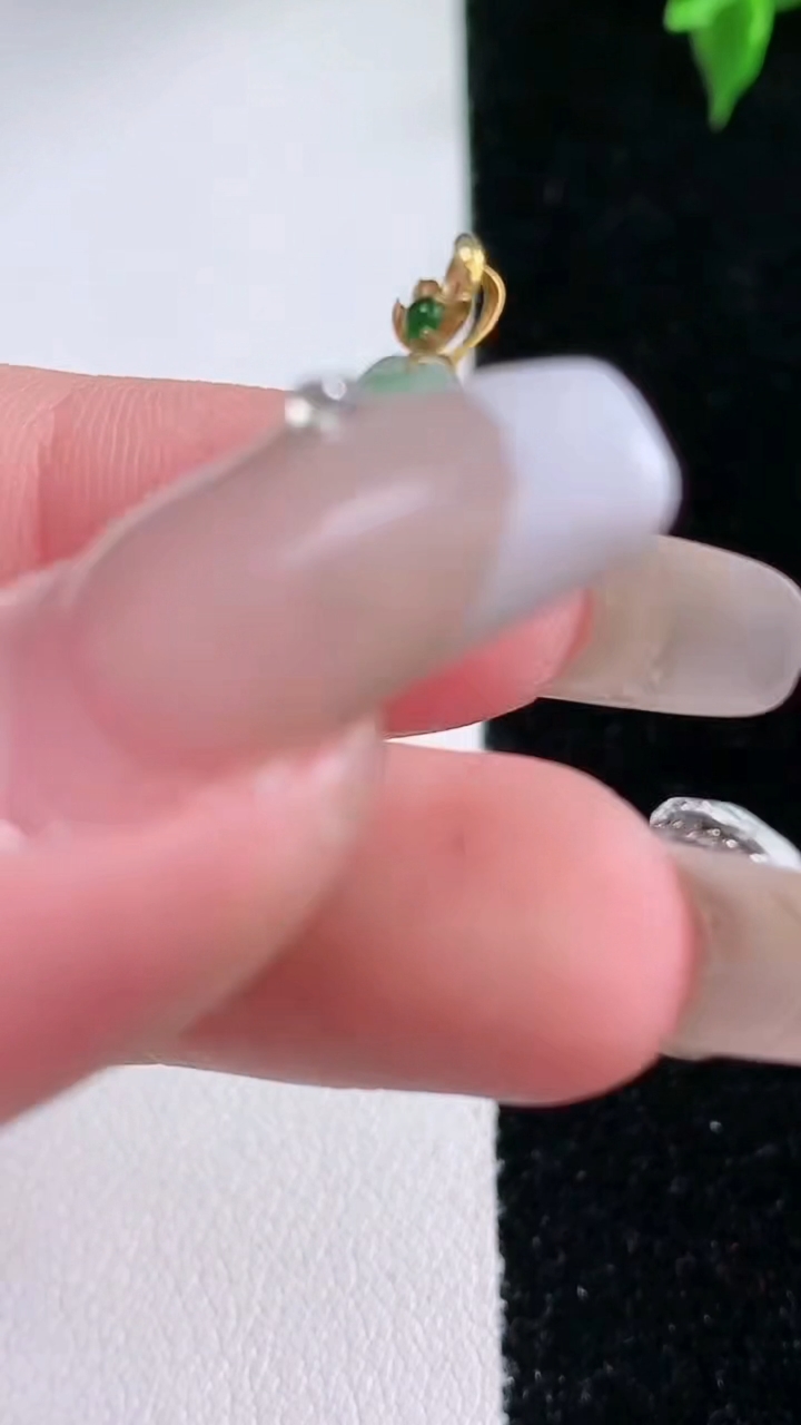 天然A货翡翠福豆吊坠，尺寸25.8-11.4-4.4，重量:2.69g
3月11日