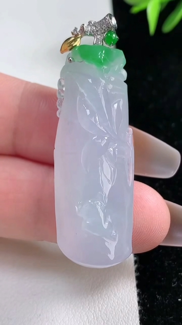 天然A货翡翠节节高升 竹节吊坠，尺寸42.7-16-11.3，重量:15.60g
3月11日