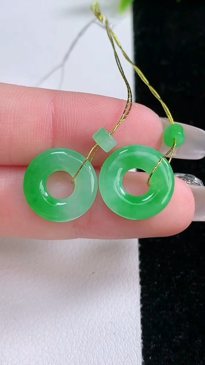 天然A货翡翠平安环吊坠一对，尺寸14.3-2.6，重量:2.96g
3月11日