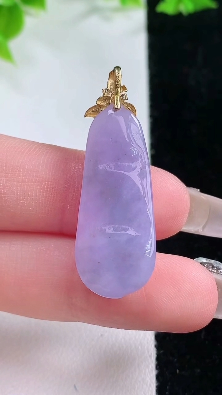 天然A货翡翠18K金紫罗兰福豆吊坠，尺寸31.7-12.3-6.4，重量:4.56g
3月11日