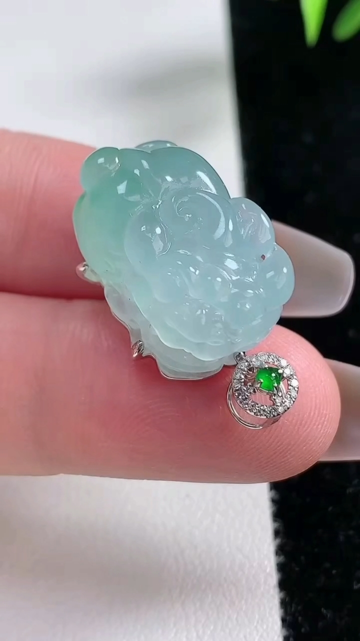 天然A货翡翠貔貅吊坠，尺寸20.8-13.8-11.4，重量：7.81g
3月11日