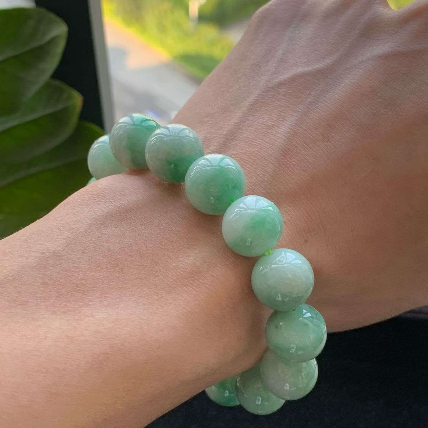 A货天然翡翠冰糯种飘绿手串重量70.75
3月11日