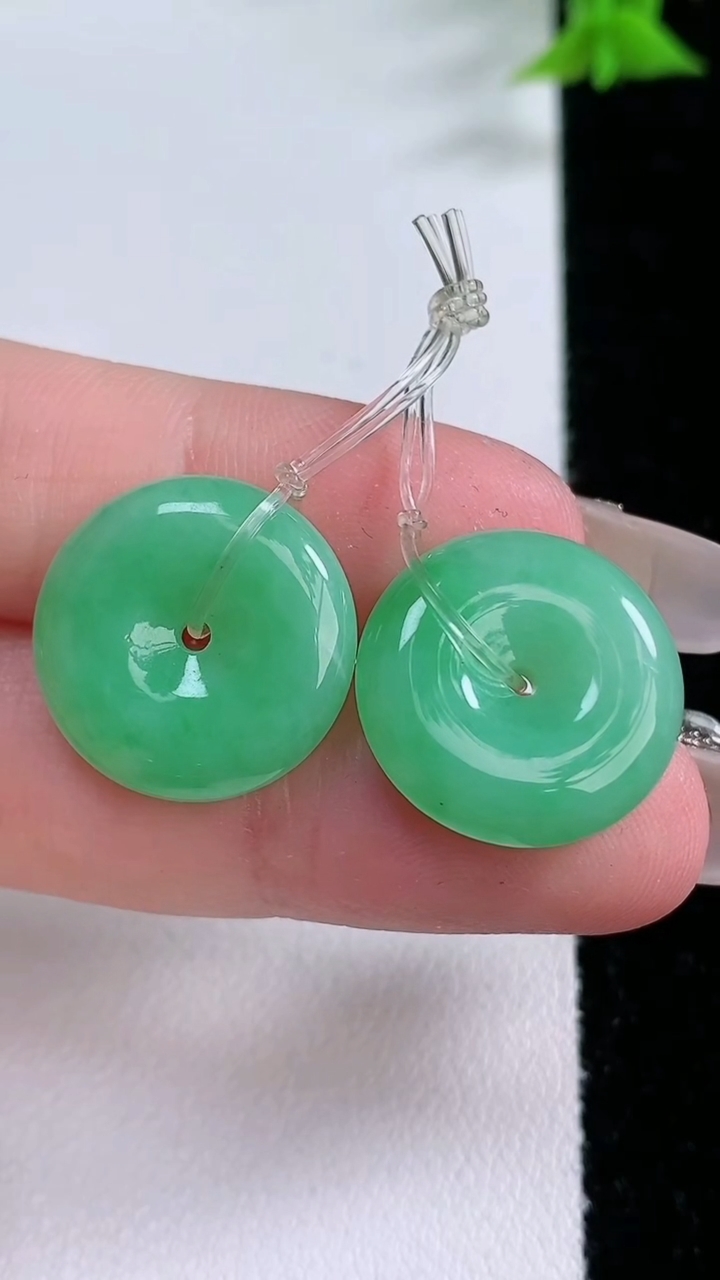 天然A货翡翠平安扣吊坠一对，尺寸17.2-4.6，重量:6.11g
3月11日