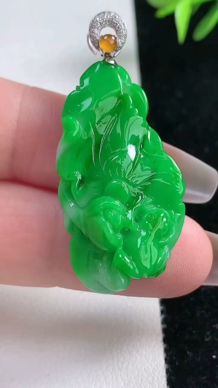 天然A货翡翠白菜吊坠，尺寸36.3-20.3-10，重量:10.27g
3月11日