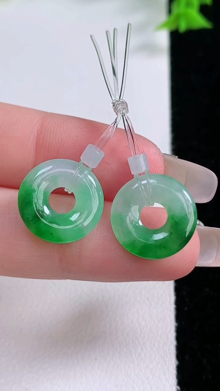 天然A货翡翠平安环吊坠一对，尺寸14-2.6，重量:2.23g
3月11日