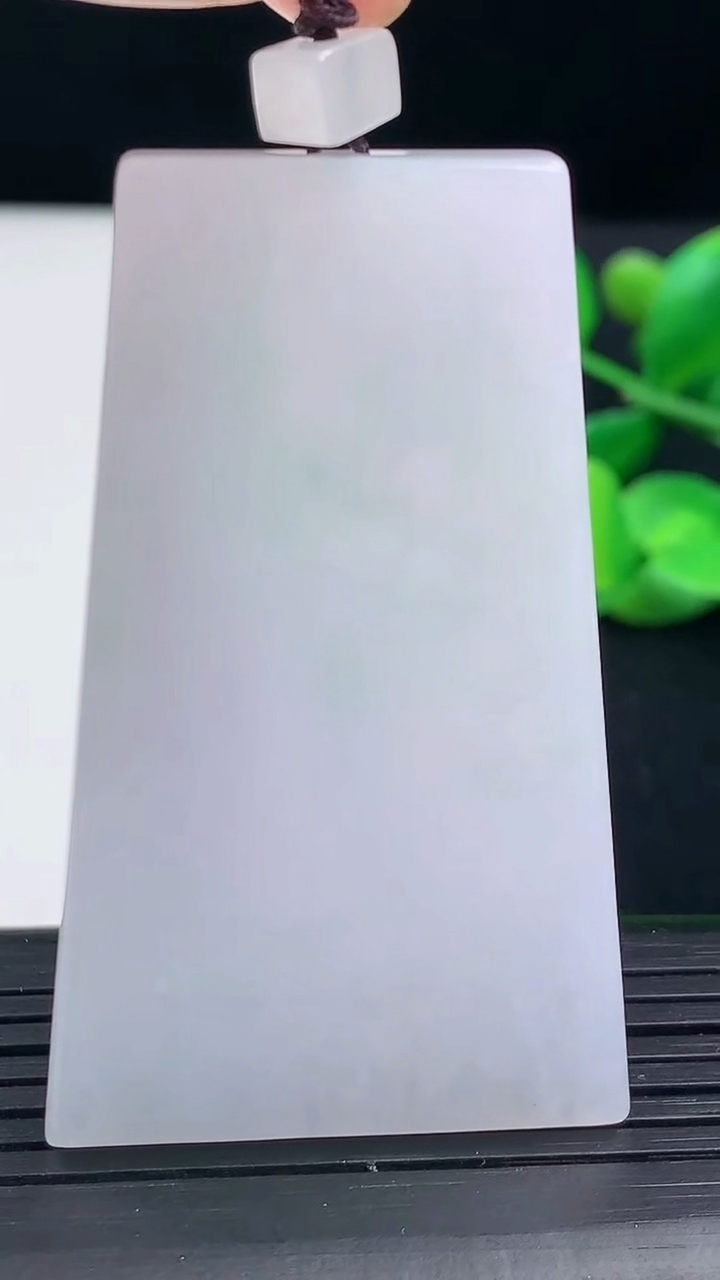 天然A货翡翠飘花无事牌吊坠尺寸56.2-33.2-5.1重量:29.61g
3月11日