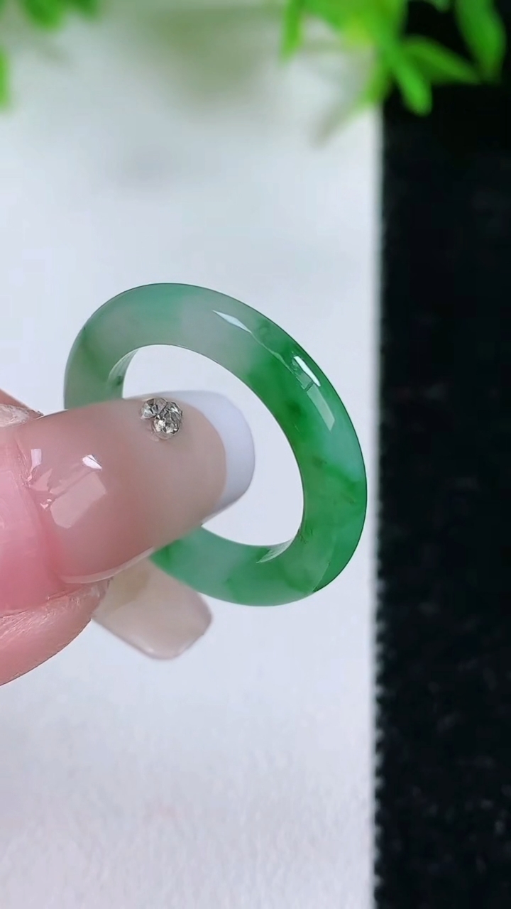 天然A货翡翠指环戒指，尺寸16-3-2.8，重量:2.32g2026年3月11日
工厂直销收藏佳品,种好水足，色泽均匀，有种有色，上手高大气！