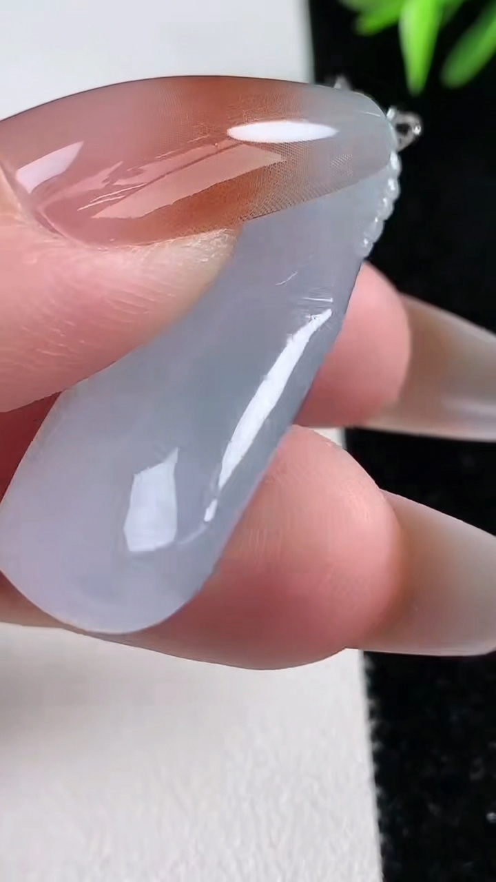 天然A货翡翠节节高升 竹节吊坠，尺寸42.7-16-11.3，重量:15.60g
3月11日