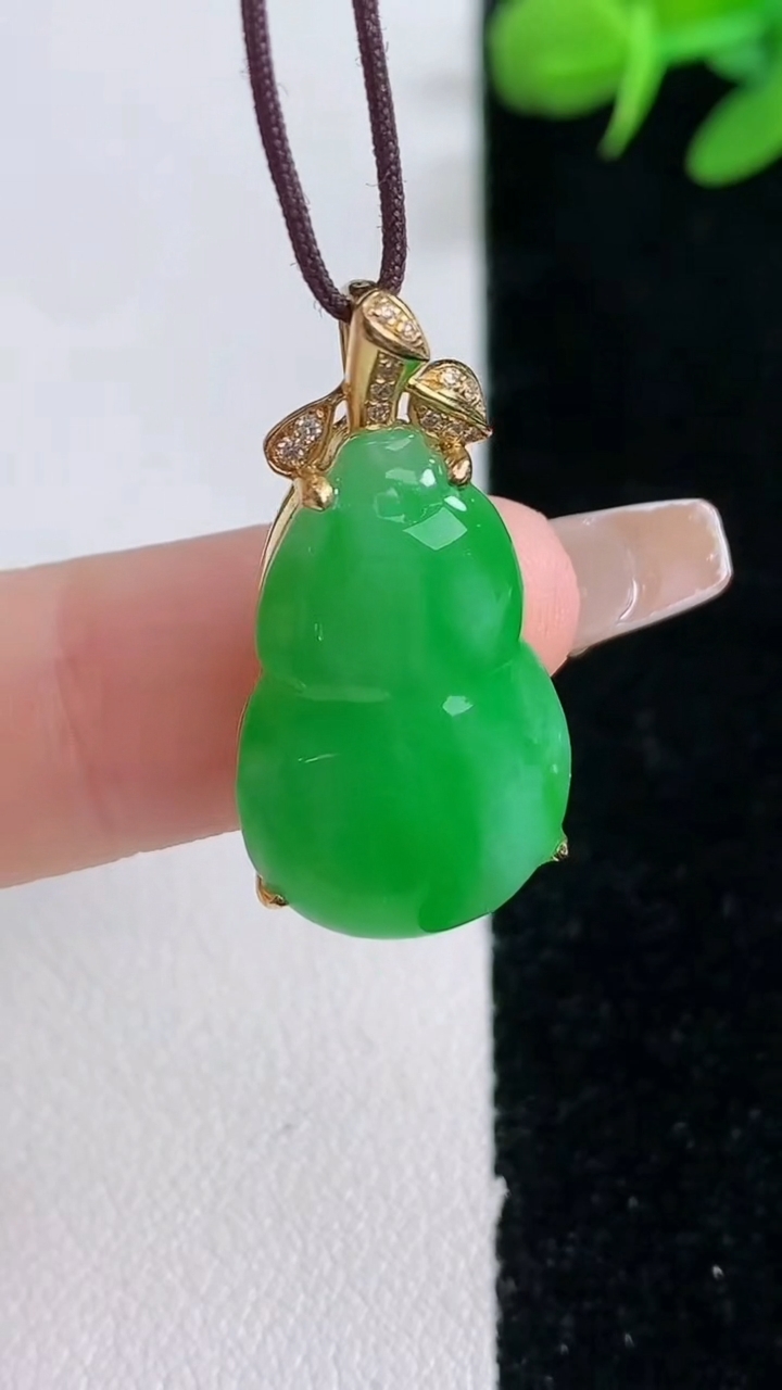 天然A货翡翠葫芦吊坠，尺寸22.4-13.8-6.3，重量:3.62g
3月11日