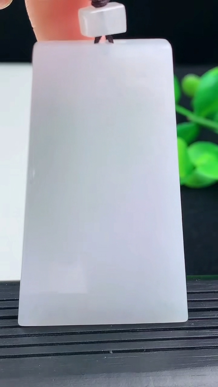 天然A货翡翠飘花无事牌吊坠尺寸56.2-33.2-5.1重量:29.61g
3月11日