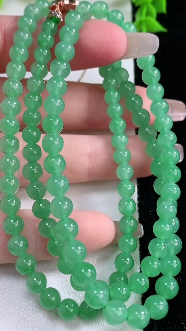 天然A货翡翠圆珠项链，尺寸5.6-111颗，重量:31.95g
3月11日