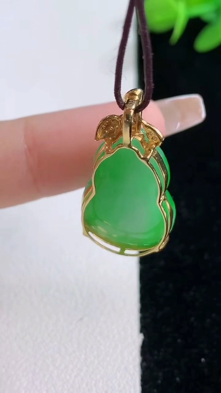 天然A货翡翠葫芦吊坠，尺寸22.4-13.8-6.3，重量:3.62g
3月11日