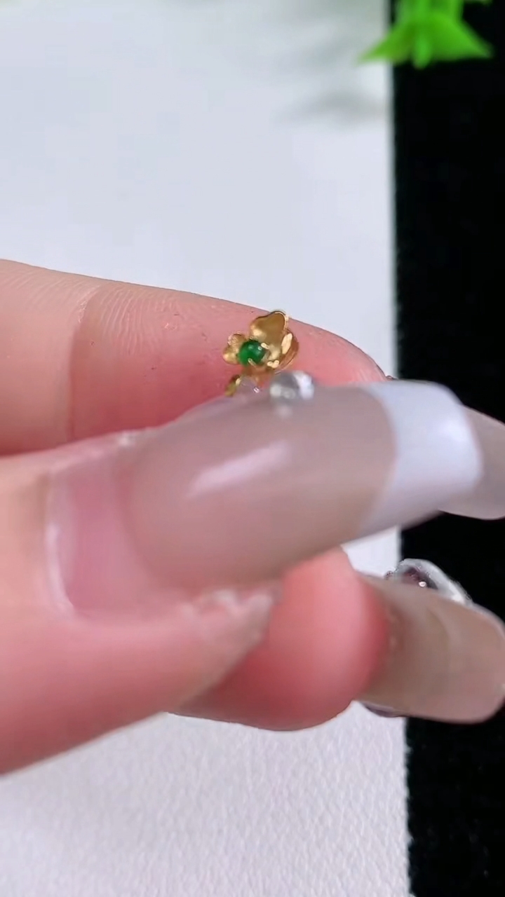 天然A货翡翠种飘花葫芦吊坠，尺寸15.2-11.7-4.5，重量:1.49g
3月11日