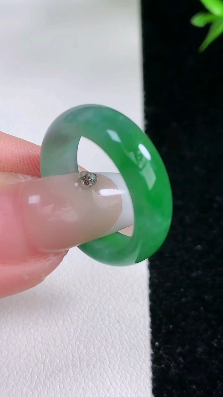 天然A货翡翠指环戒指，尺寸17-6.1-3.5，重:3.47g2026年3月11日
工厂直销收藏佳品